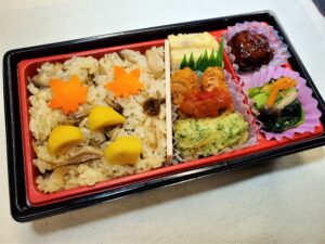 ニュースリリース 秋の恵みを味わって １０月の月替わりは きのこおにぎり と きのこご飯弁当 おにぎりの桃太郎