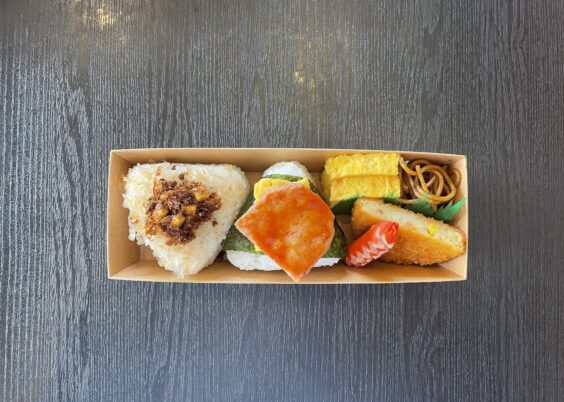 8月の「のっけおにぎり弁当」