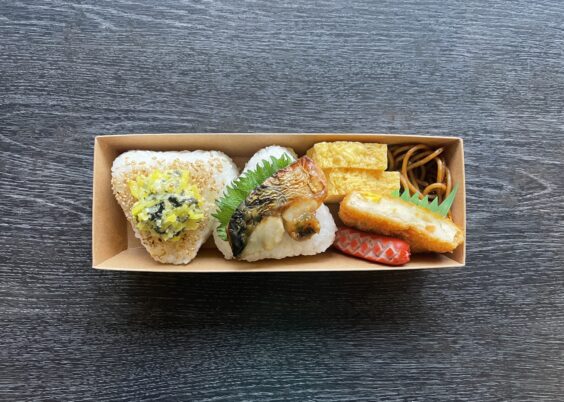 4月の「のっけおにぎり弁当」