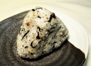 ６月今月のおにぎり「梅ひじき」