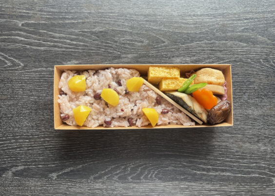 10月は特別版「のっけおにぎり弁当」